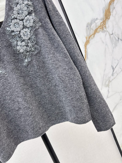 Es NEW V-neck sweater