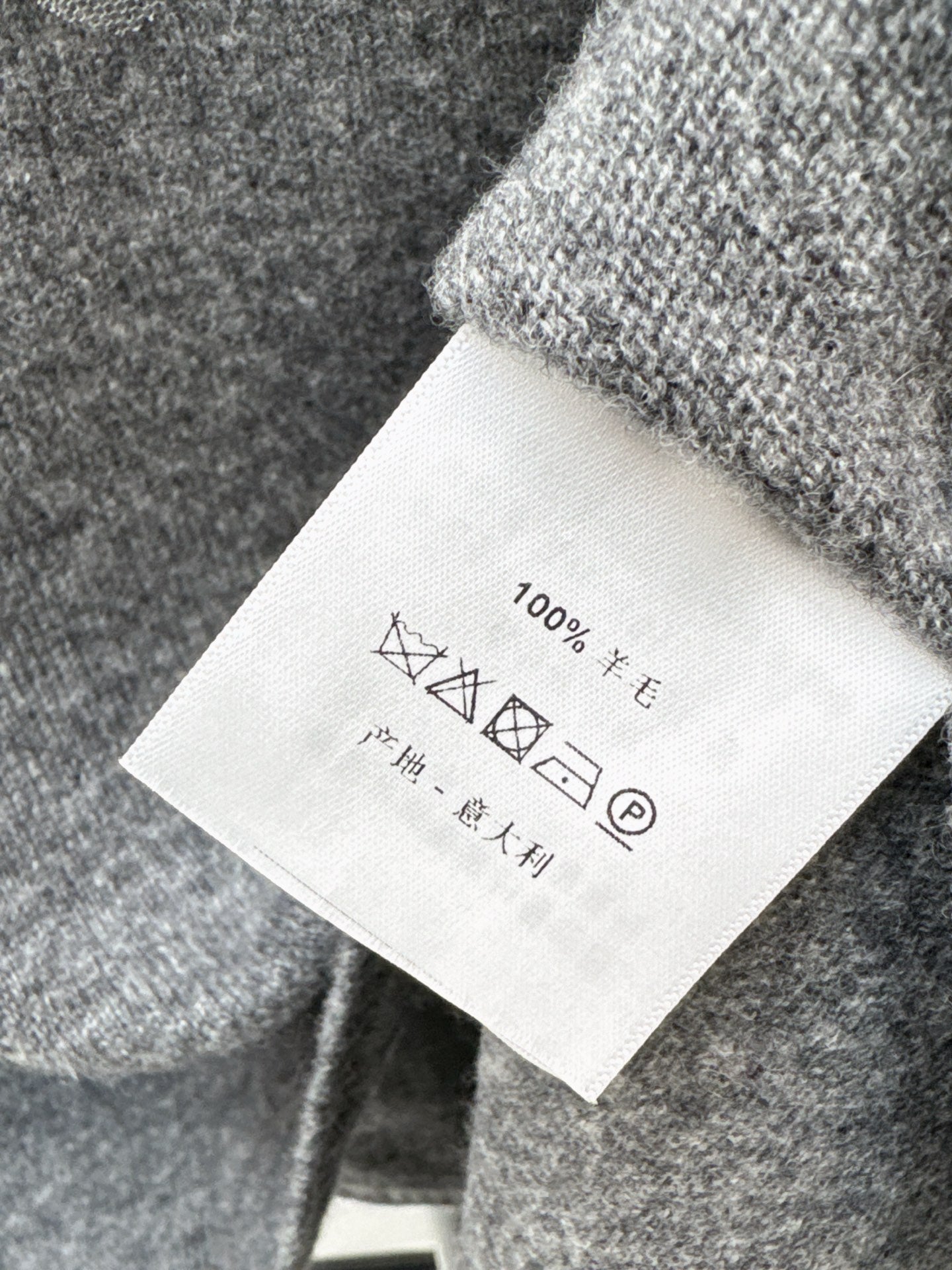 Es NEW V-neck sweater