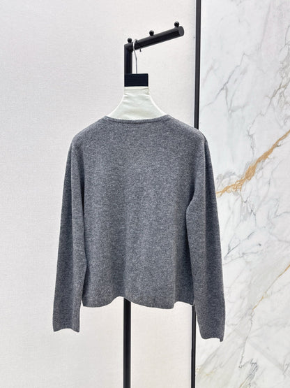 Es NEW V-neck sweater