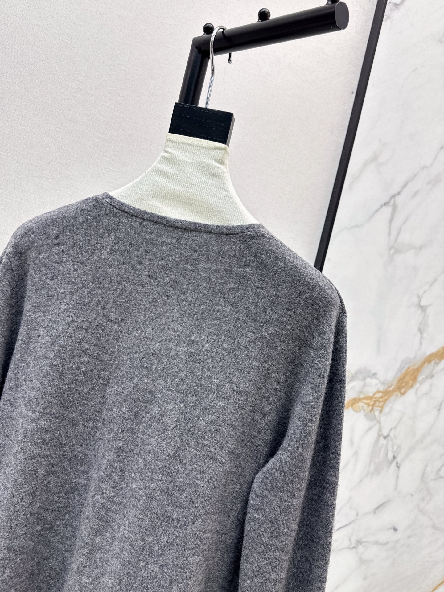 Es NEW V-neck sweater