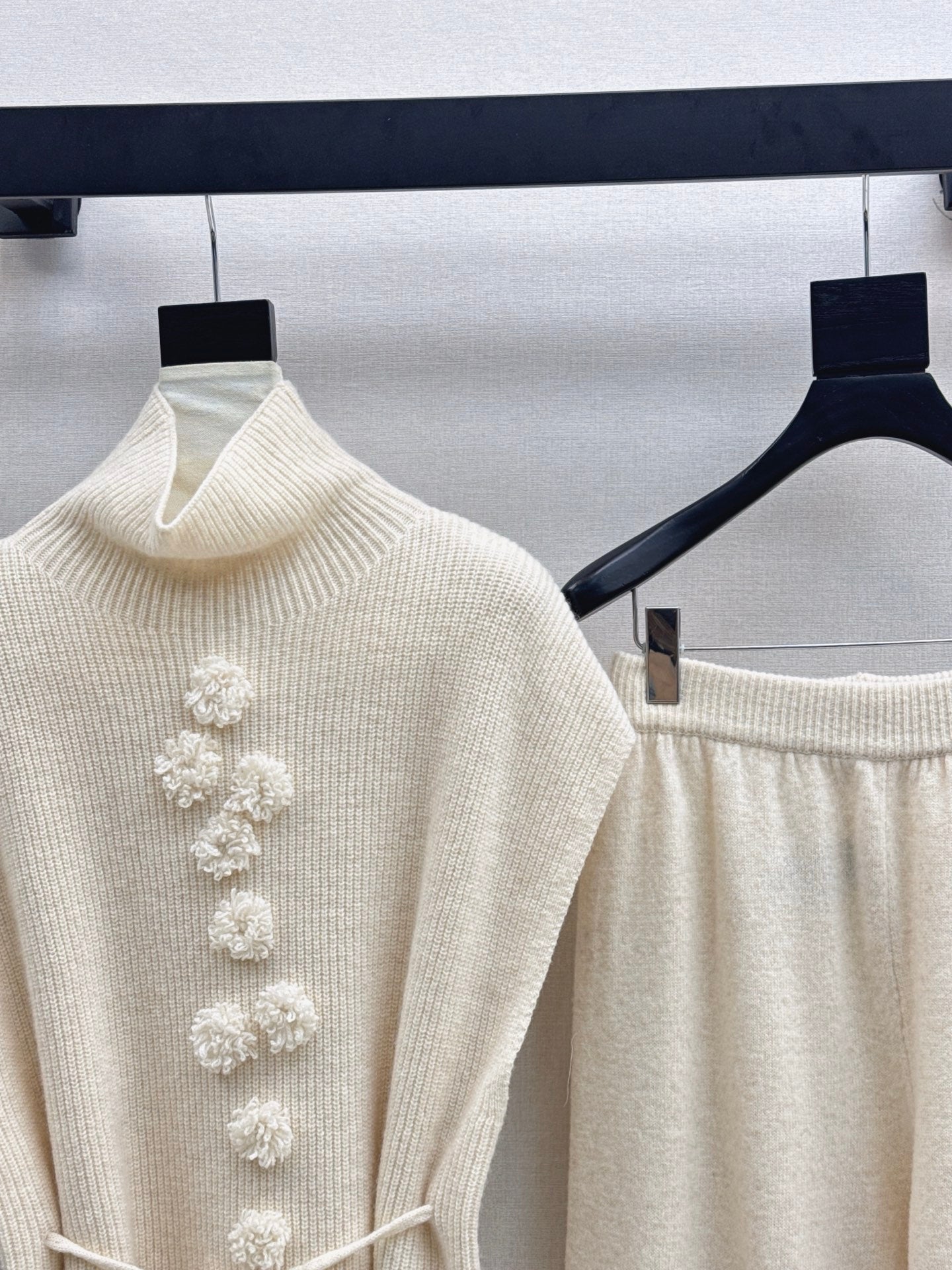 Chan NEW Sleeveless knitted set