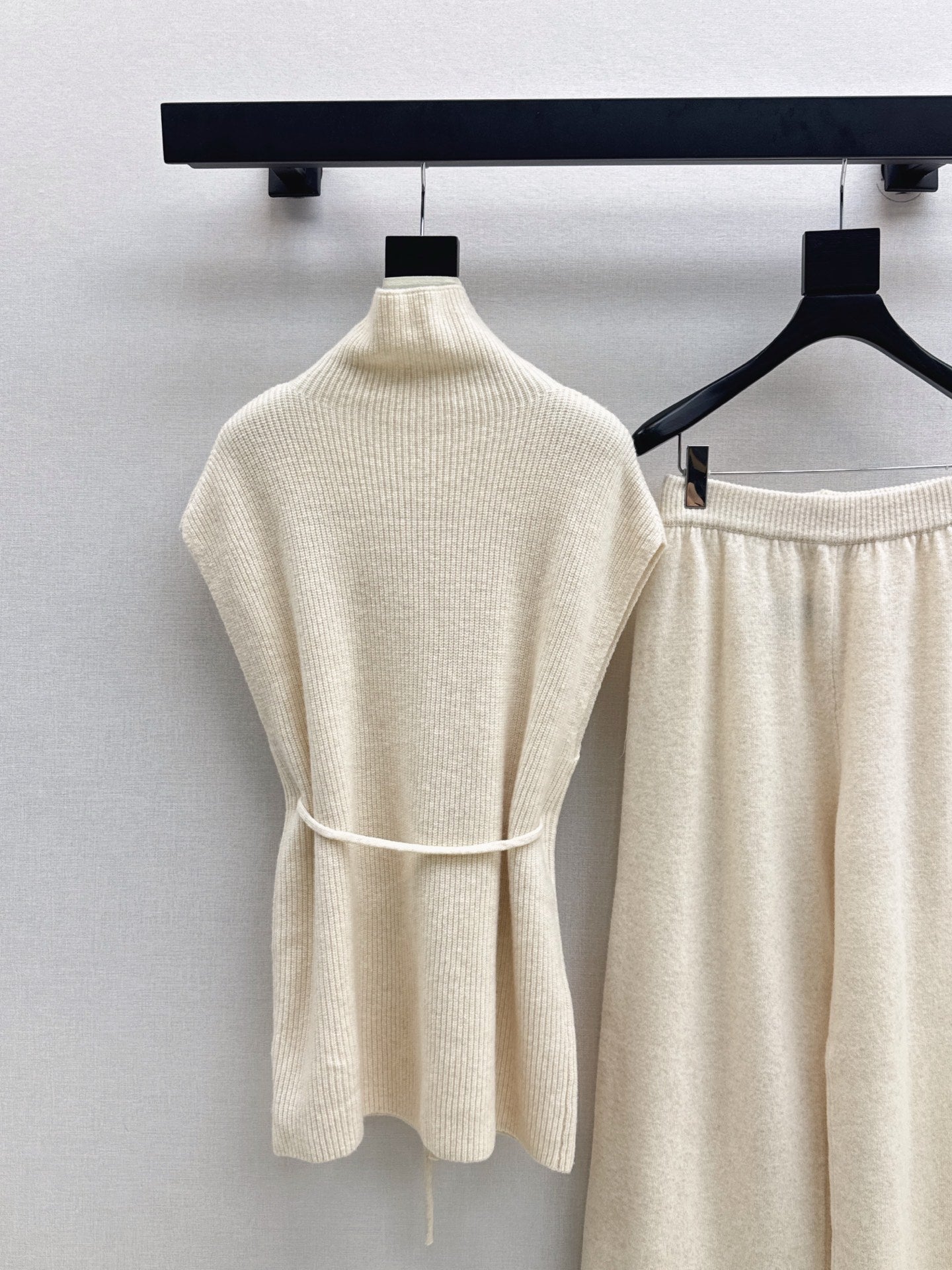 Chan NEW Sleeveless knitted set