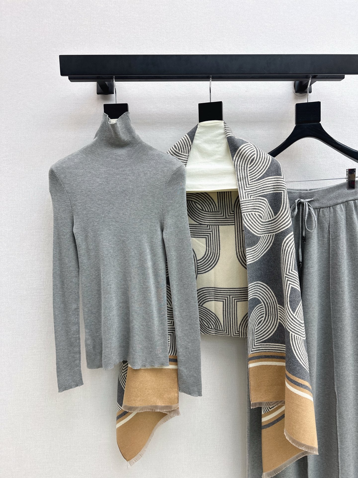 Herm NEW knitted suit