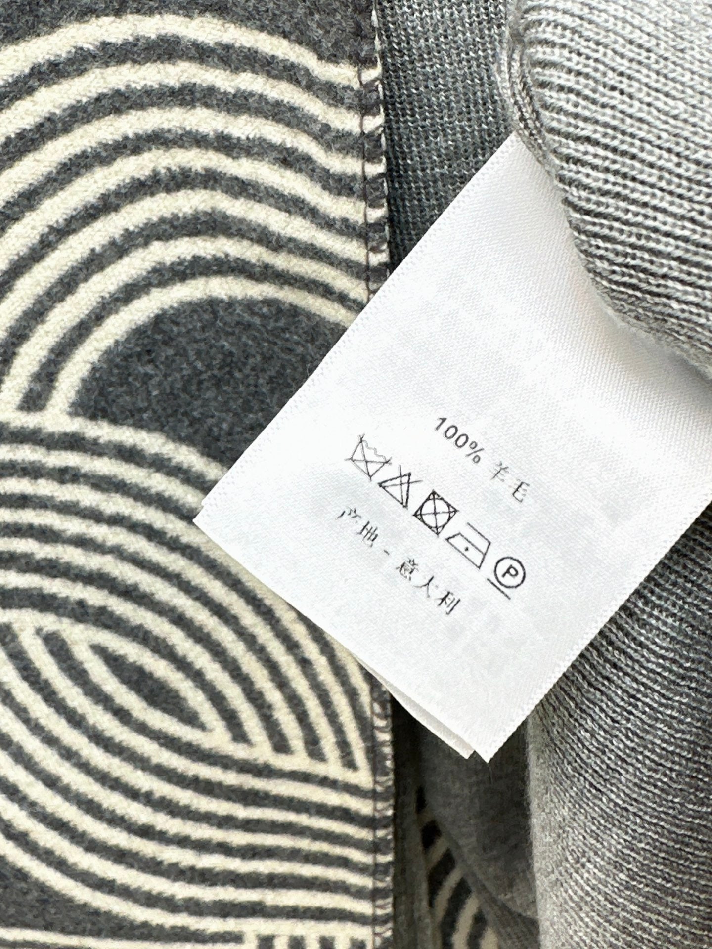 Herm NEW knitted suit