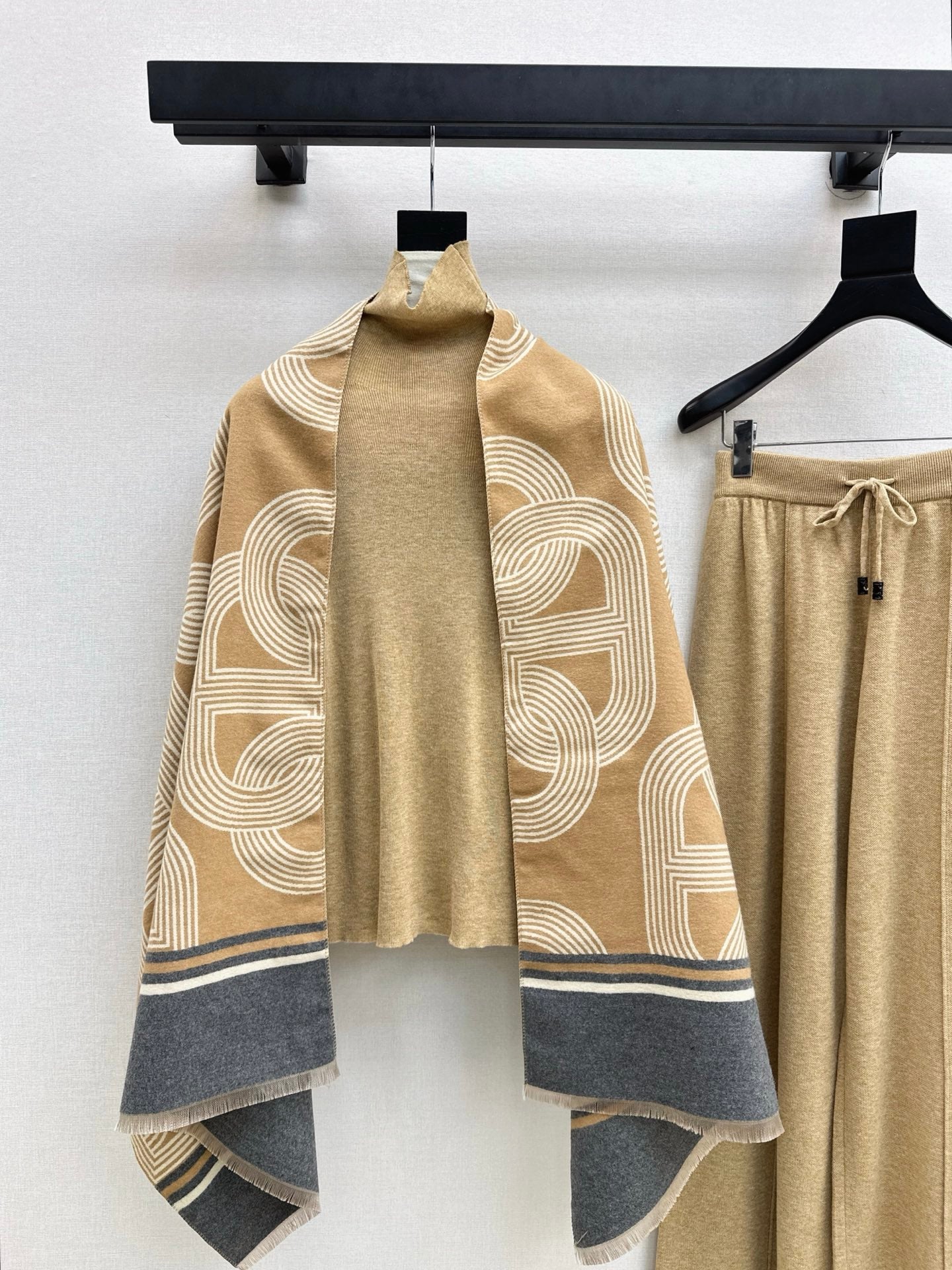 Herm NEW knitted suit