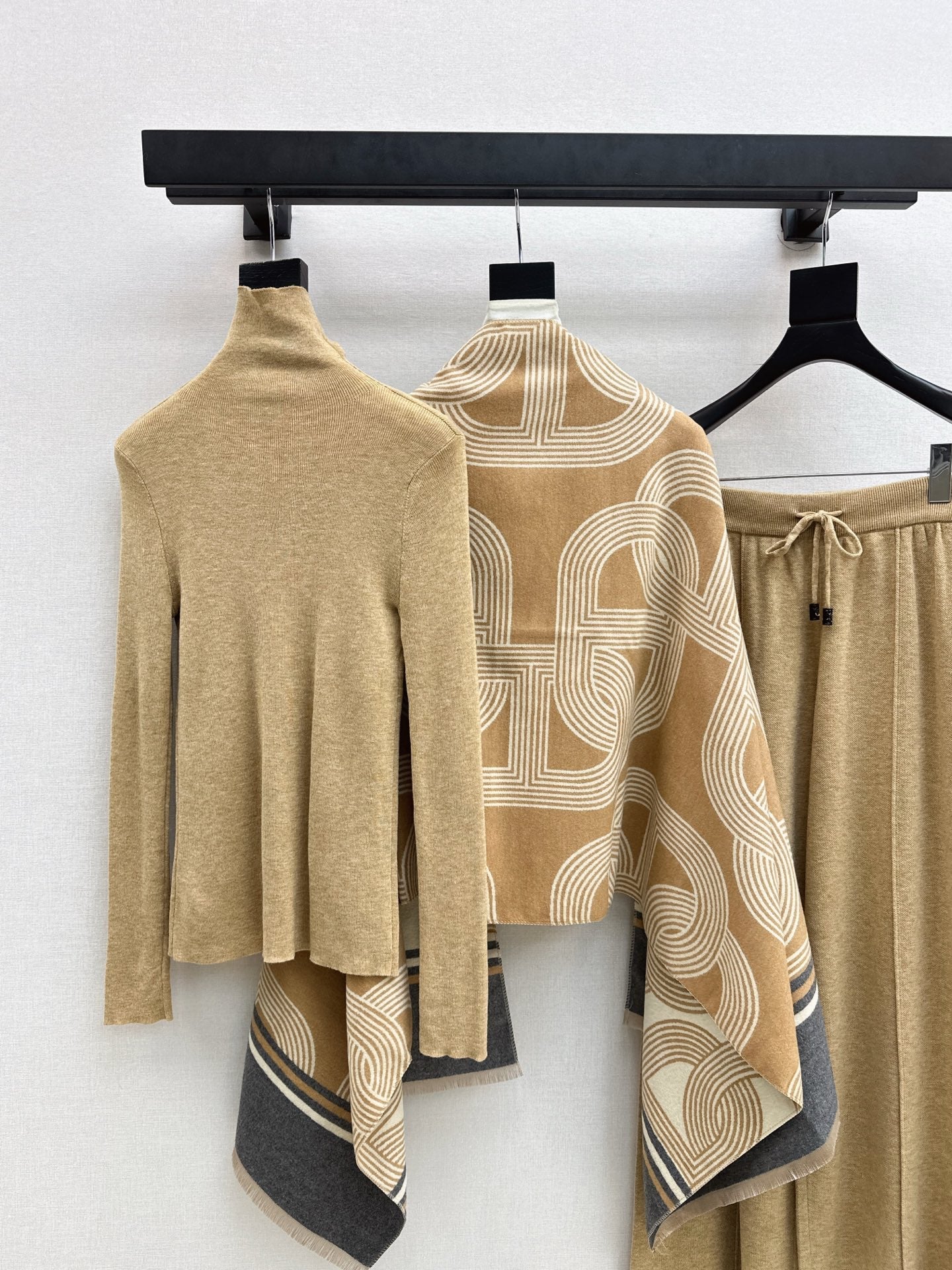 Herm NEW knitted suit